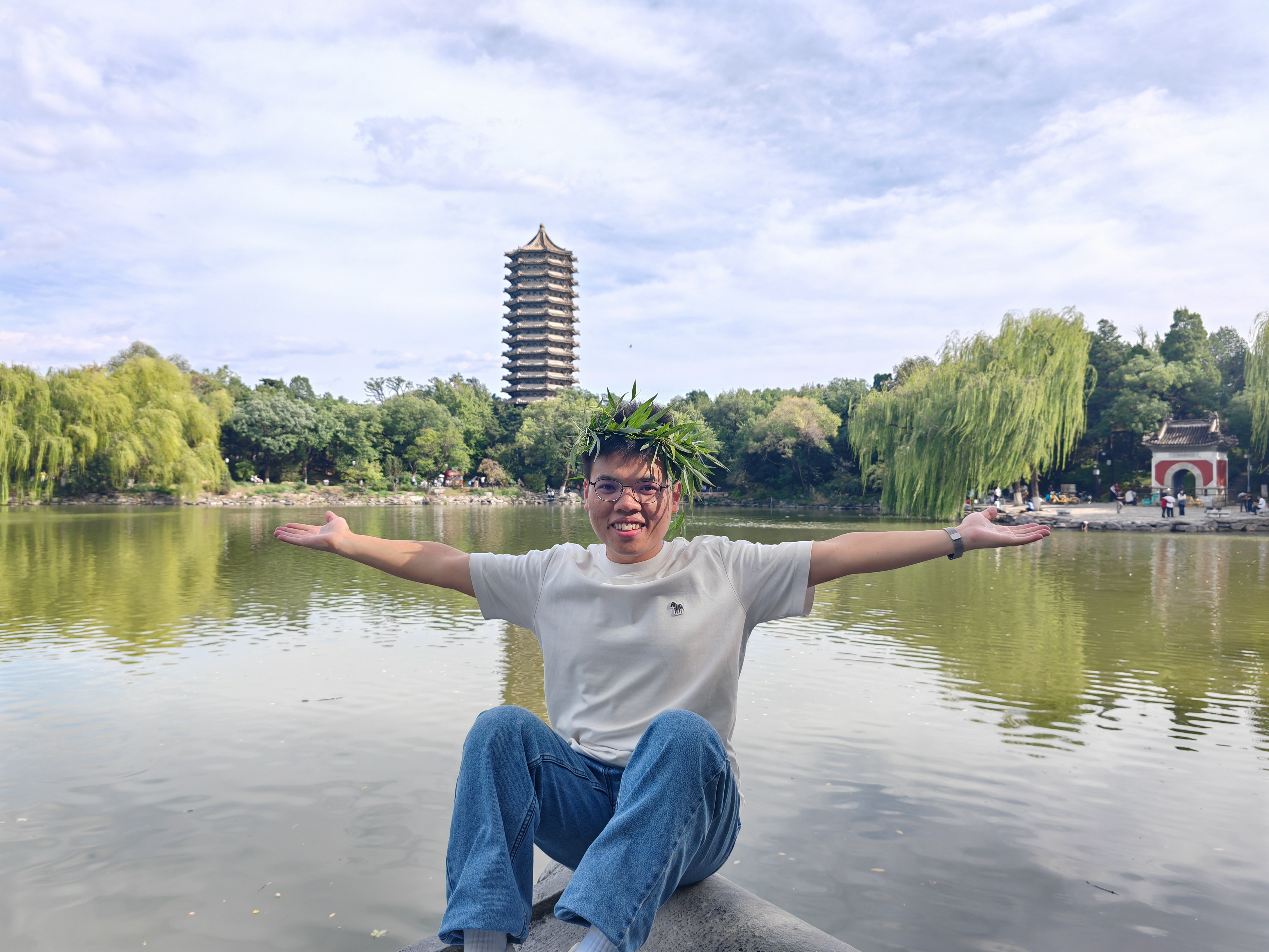 志坚在湖边的照片